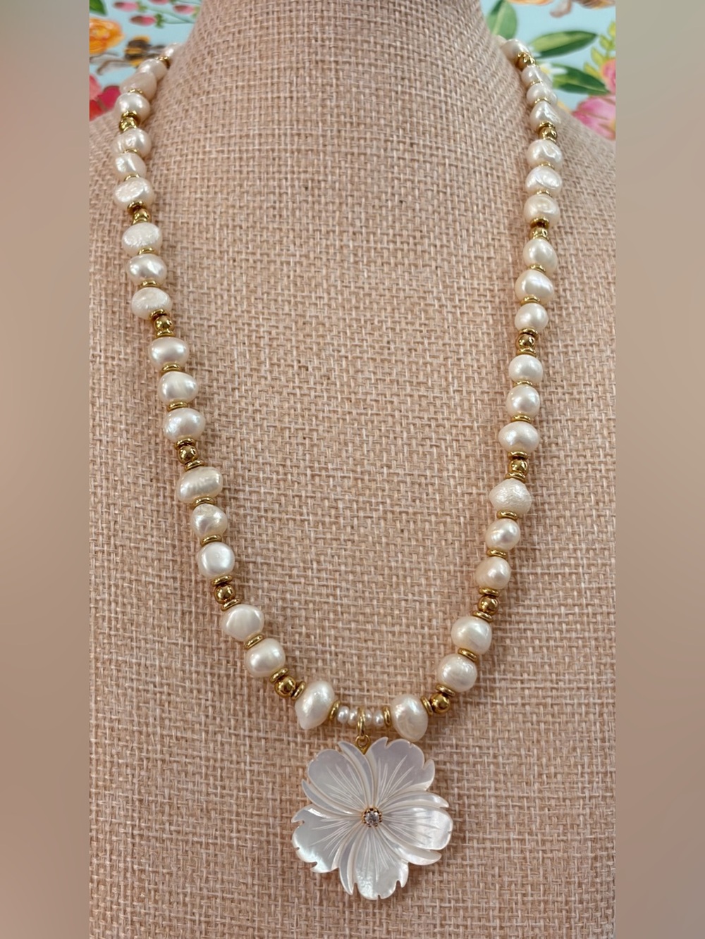 NWOT Luna Norte Pearl & Gold Beaded Necklace White Flower Pendant 16”+3” ext